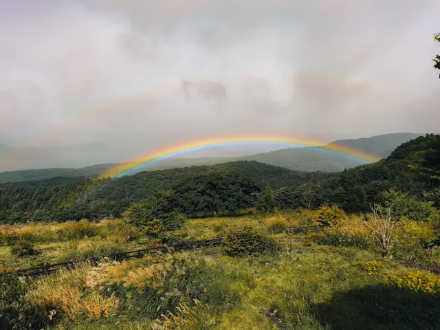 山にかかる虹