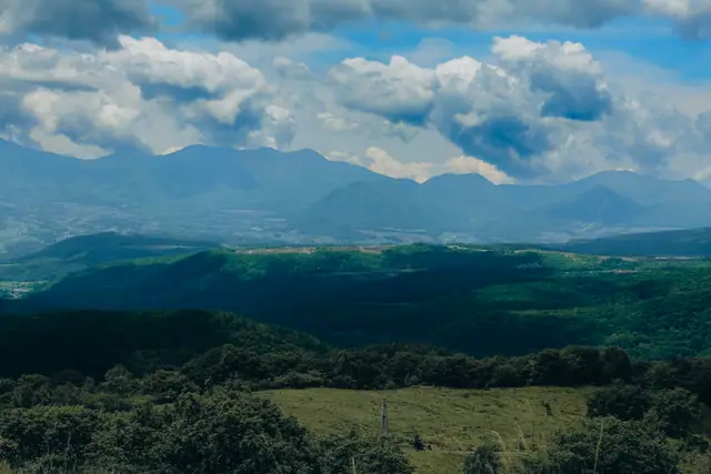 高原に広がる春の風景