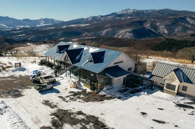 山を正面に望む冬の空撮