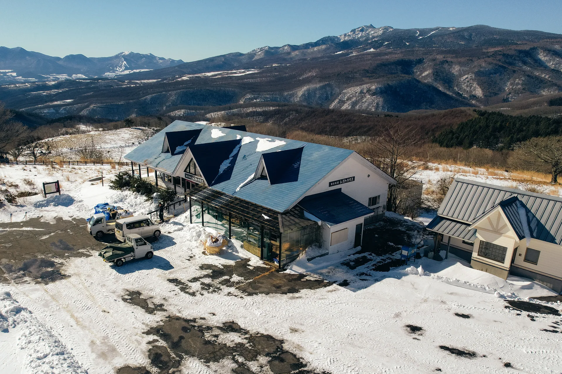 山を正面に望む冬の空撮